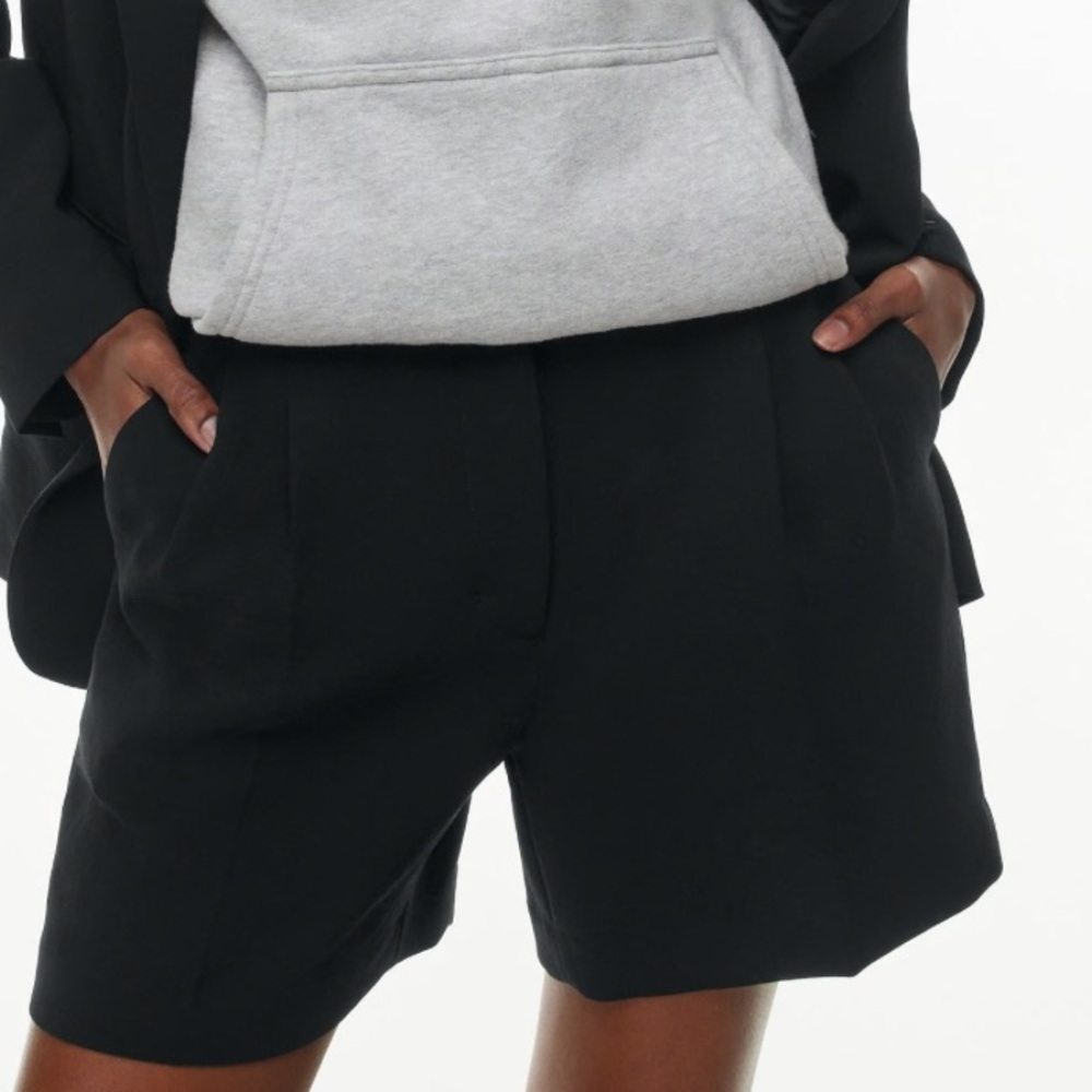 NWT Aritzia color Black The Effortless Short™ Mid-Thigh